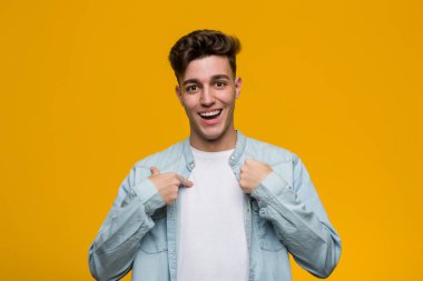 Kot gömlek giyen genç yakışıklı öğrenci kendini göstererek şaşırdı, geniş bir gülümsemeyle..