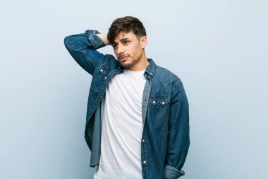 Genç İspanyol havalı adam başının arkasına dokunuyor, düşünüyor ve bir seçim yapıyor..