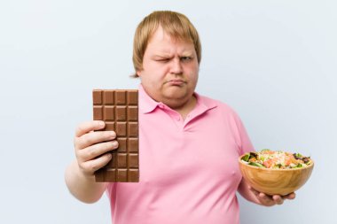 Çikolata tablet veya salata kase arasında seçim Kafkas deli sarışın şişman adam
