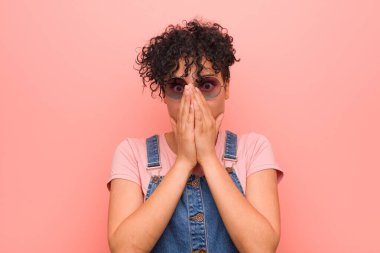 Genç karışık afrikalı-amerikalı genç kadın korkmuş ve korkmuş.