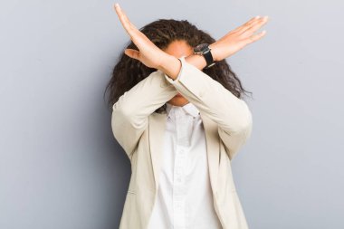 Genç Afrikalı Amerikalı iş kadını iki kolu çapraz tutuyor, inkar kavramı.