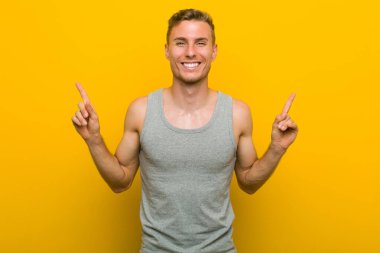 Kafkasyalı genç sporcu, iki elini de havaya kaldırarak boş bir alan gösterdiğini söylüyor..