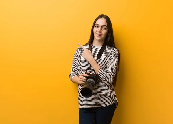 Młoda Fotograf Kobieta Wskazując Bok Palcem — Zdjęcie stockowe