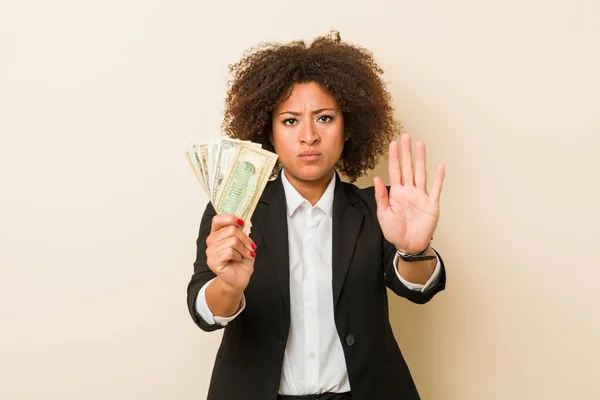 Jovem Afro Americana Segurando Dólares Com Mão Estendida Mostrando Sinal — Fotografia de Stock