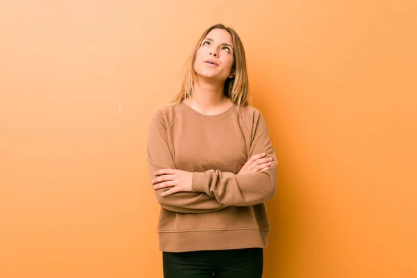 Jonge Authentieke Charismatische Echte Mensen Vrouw Tegen Een Muur Moe — Stockfoto