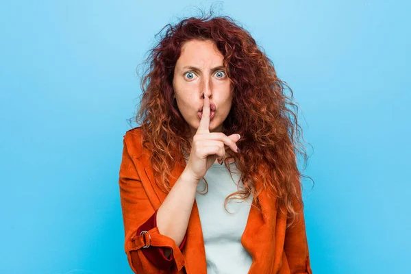 Joven Pelirroja Elegante Mujer Guardando Secreto Pidiendo Silencio —  Fotos de Stock