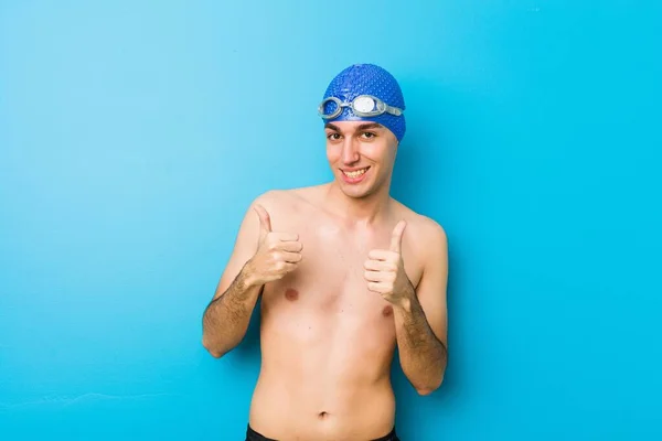 年轻的游泳男子举起双手 面带微笑 自信满满的 — 图库照片