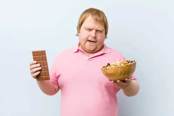 Caucásico Loco Rubio Gordo Hombre Elegir Entre Tableta Chocolate Ensaladera — Foto de Stock