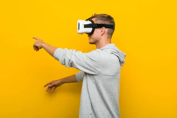 Jovem Caucasiano Usando Óculos Realidade Virtual — Fotografia de Stock