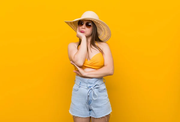 Mulher Caucasiana Jovem Usando Chapéu Palha Olhar Verão Que Está — Fotografia de Stock