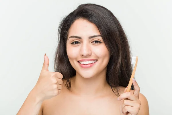 Junge Hispanische Frau Hält Lächelnd Eine Zahnbürste Der Hand Und — Stockfoto