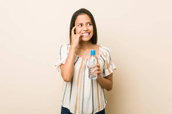 Junge Hispanische Frau Hält Eine Flasche Wasser Den Fingernägeln Nervös — Stockfoto
