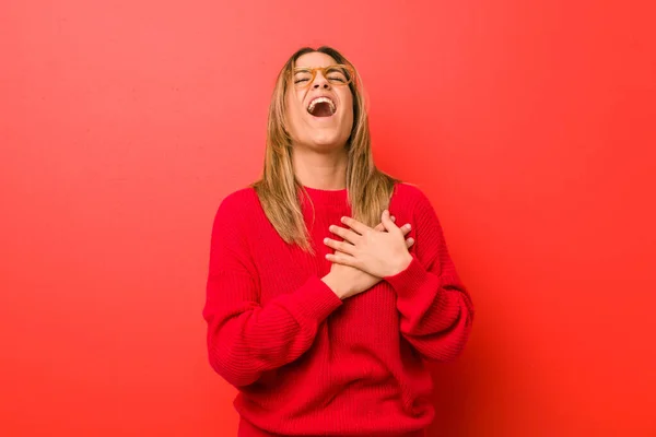 Jeune Authentique Charismatique Personnes Réelles Femme Contre Mur Riant Gardant — Photo