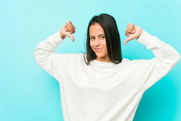 Ung Söt Latinamerikansk Kvinna Känner Sig Stolt Och Självsäker Exempel — Stockfoto