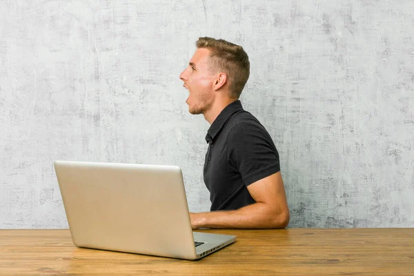 Young Entrepreneur Working His Laptop Desk Shouting Copy Space — Stock Photo, Image