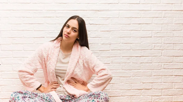 Jonge Vrouw Draagt Pyjama Schelden Iemand Zeer Boos — Stockfoto