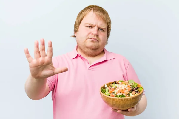 Caucásico Loco Rubio Gordo Hombre Sosteniendo Una Ensaladera — Foto de Stock