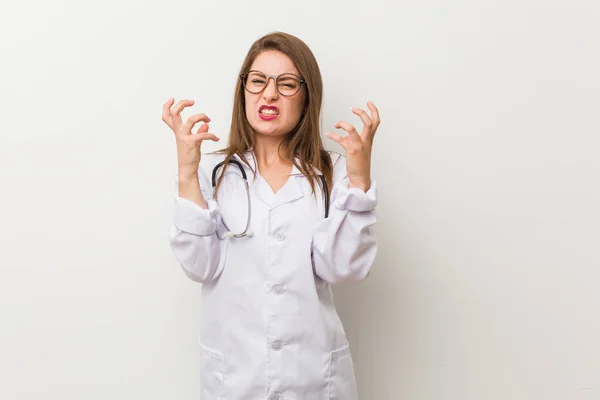 Jonge Dokter Vrouw Tegen Een Witte Muur Boos Schreeuwen Met — Stockfoto