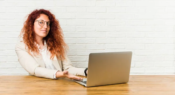 Jovem Ruiva Encaracolado Mulher Trabalhando Com Seu Laptop Segurando Espaço — Fotografia de Stock