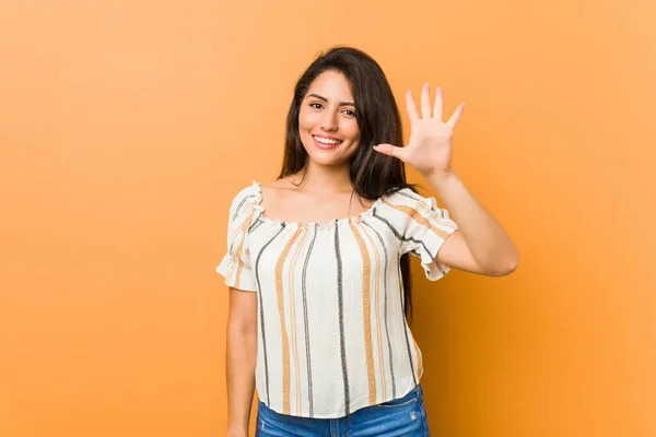 Joven Mujer Con Curvas Sonriendo Alegre Mostrando Número Cinco Con —  Fotos de Stock