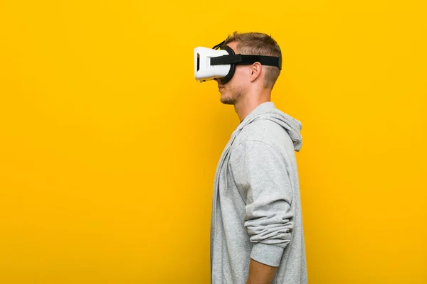 Jovem Caucasiano Usando Óculos Realidade Virtual — Fotografia de Stock
