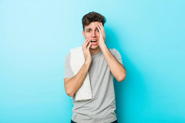 Joven Fitness Adolescente Hombre Gimiendo Llorando Desconsoladamente —  Fotos de Stock