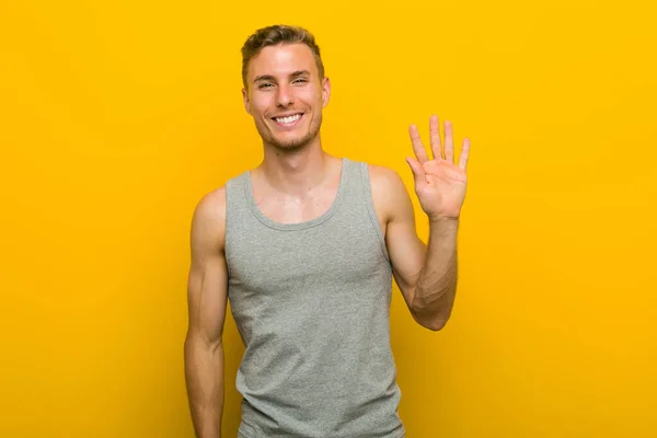 Jovem Homem Esporte Caucasiano Sorrindo Alegre Mostrando Número Cinco Com — Fotografia de Stock