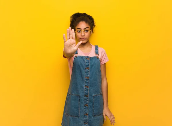 年轻的黑人非洲裔美国女孩与蓝眼睛把手放在前面 — 图库照片