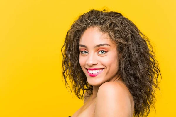 Close Van Een Jonge Afro Amerikaanse Mooie Make Vrouw Poseren — Stockfoto