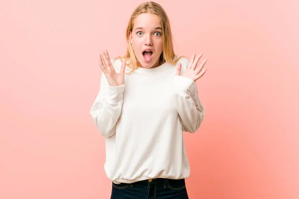 Joven Rubia Adolescente Celebrando Una Victoria Éxito Está Sorprendido Sorprendido — Foto de Stock