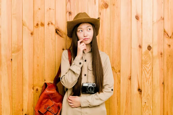 Mujer Viajera China Joven Mirando Lado Con Expresión Dudosa Escéptica —  Fotos de Stock