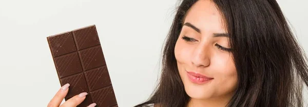 Молодая Латиноамериканка Шоколадной Таблеткой — стоковое фото
