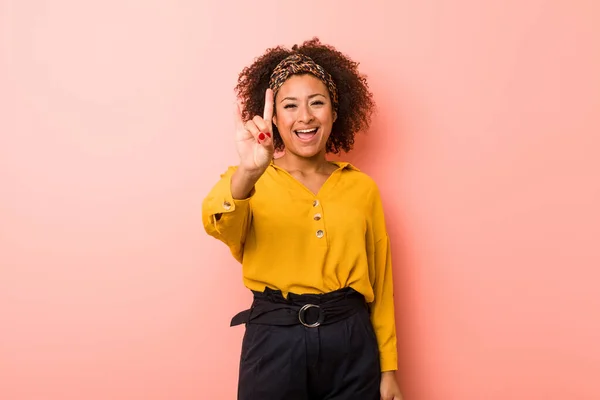 Jonge Afro Amerikaanse Vrouw Tegen Een Roze Achtergrond Met Een — Stockfoto