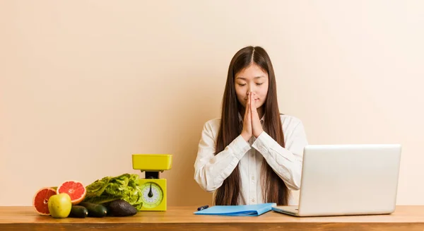 Young Nutritionist Chinese Woman Working Her Laptop Holding Hands Pray — Stock Photo, Image
