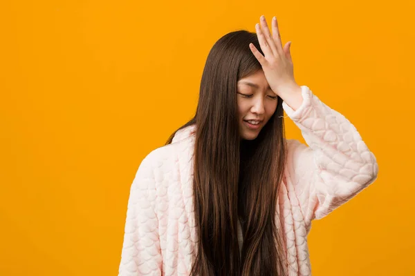 Jovem Chinesa Pijama Esquecendo Algo Batendo Testa Com Palma Fechando — Fotografia de Stock