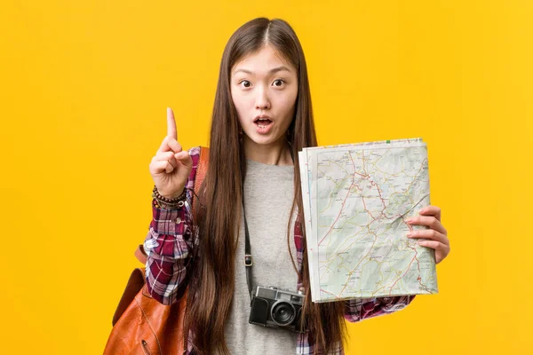 Ung Asiatisk Kvinna Som Håller Karta Med Någon Bra Idé — Stockfoto