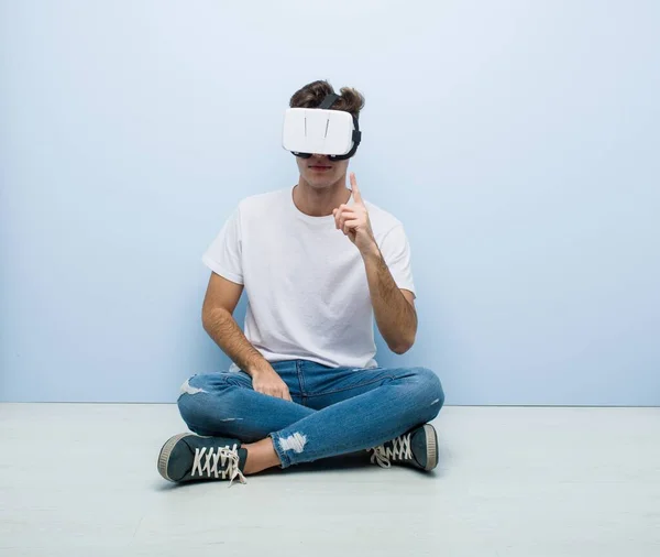 Adolescente Caucásico Hombre Usando Virtual Realidad Gafas Sentado Suelo —  Fotos de Stock