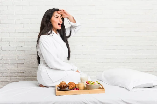 Jonge Bochtige Vrouw Het Nemen Van Een Ontbijt Het Bed — Stockfoto