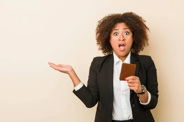 Joven Mujer Afroamericana Sosteniendo Una Billetera Impresionada Sosteniendo Espacio Copia — Foto de Stock