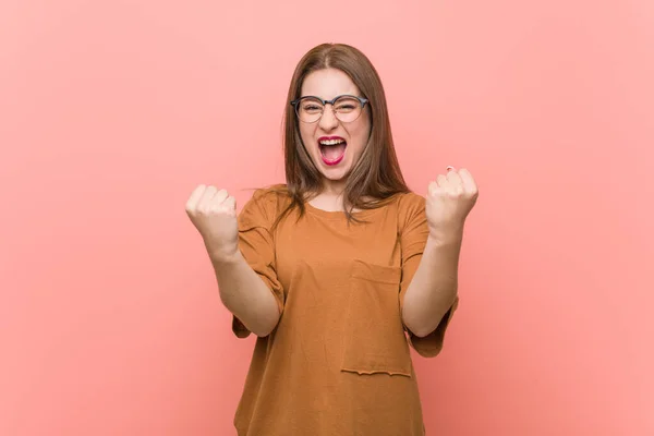 Ung Student Kvinna Bär Glasögon Jublande Bekymmerslös Och Upphetsad Segerkoncept — Stockfoto