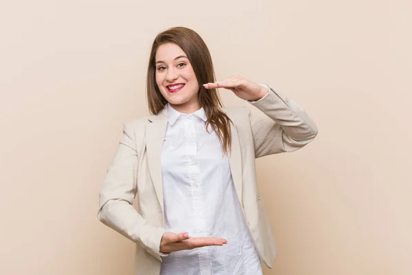 Junge Geschäftsfrau Hält Etwas Mit Beiden Händen Produktpräsentation — Stockfoto