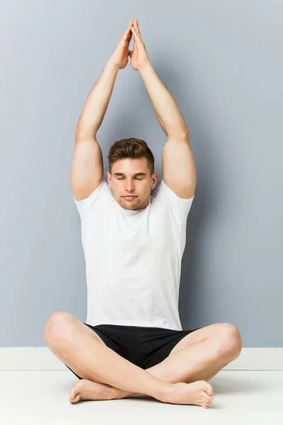 Young caucasian man practicing yoga, meditation. — Stock Photo, Image