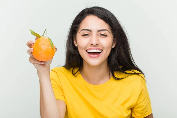 Junge Hispanische Frau Hält Eine Orange Glücklich Lächelnd Und Fröhlich — Stockfoto