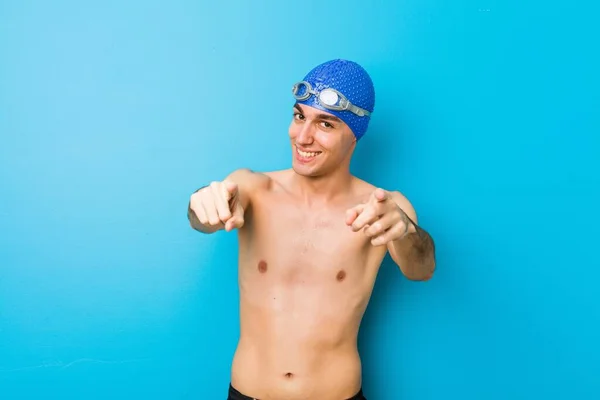 Joven Nadador Hombre Sonrisas Alegres Señalando Hacia Adelante — Foto de Stock
