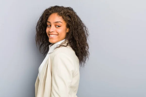 Jonge Afro Amerikaanse Zakenvrouw Kijkt Opzij Glimlachend Vrolijk Aangenaam — Stockfoto