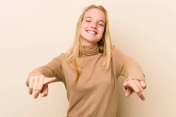 Linda Natural Adolescente Mujer Sonrisas Alegres Apuntando Frente —  Fotos de Stock