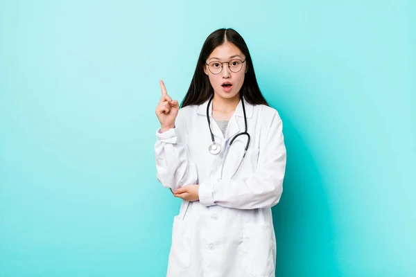Joven Mujer Doctora China Que Tiene Una Gran Idea Concepto —  Fotos de Stock