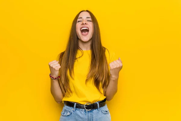 Joven Pelirroja Pelirroja Animando Despreocupada Emocionada Concepto Victoria — Foto de Stock