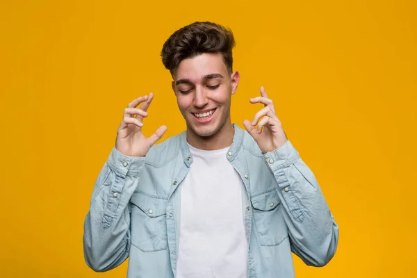 Die Junge Gut Aussehende Studentin Jeanshemd Lacht Fröhlich Viel Glückskonzept — Stockfoto