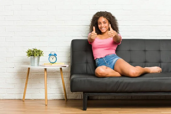 Jeune Femme Afro Américaine Assise Sur Canapé Avec Les Pouces — Photo